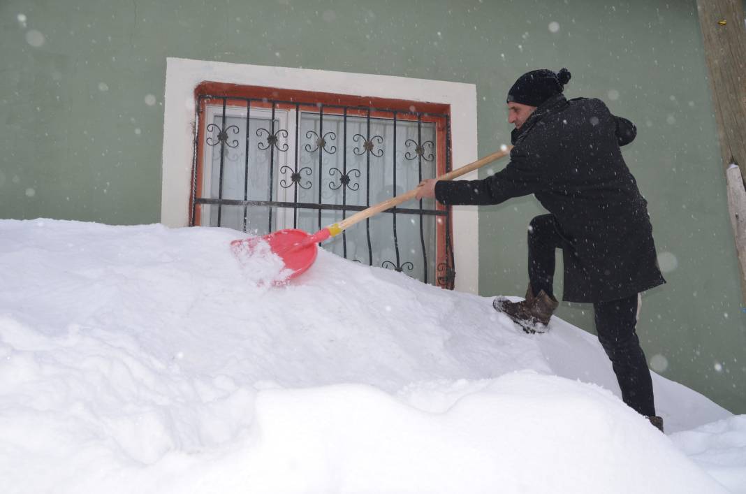 Hakkari ve Yüksekova’da kar 2 metreyi aştı. Tek katlı evler ve ahırlar kara gömüldü 8
